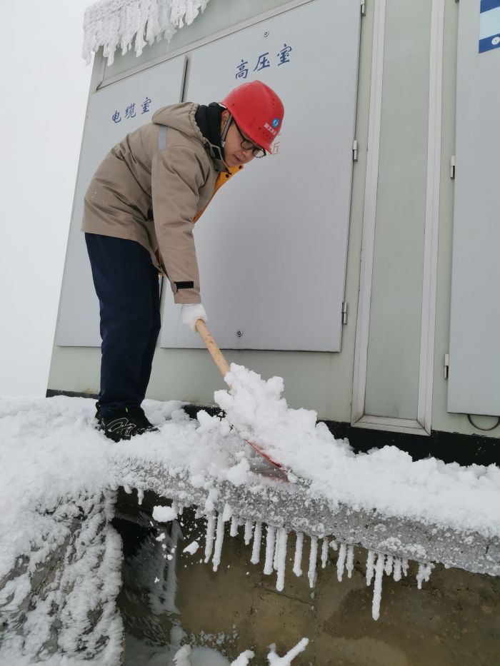 检修员清理风机平台箱变的结冰（拍摄者：刘宇）