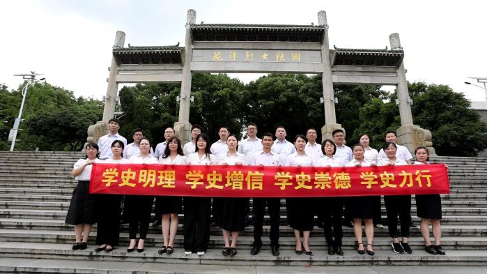 7.5团结-6月2日，省天然气公司《没有共产党就没有新中国》红歌拍摄现场-烈士陵园献花合照（拍摄：李凯）